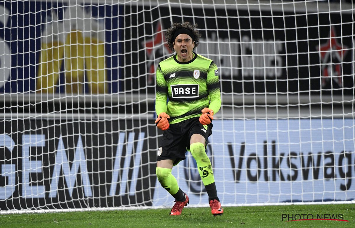 Guillermo Ochoa ataja un penal en los playoffs del campeonato de la liga de Bélgica (Twitter @Standard_RSCL)