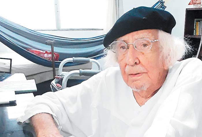 El sacerdote y poeta de 93 años saluda la nueva rebelión de los jóvenes. (Gabriela Selser)