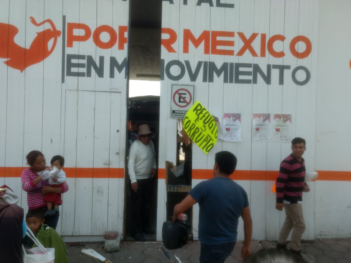 Simpatizantes de Movimiento Ciudadano irrumpen en las oficinas estatales para mostrar su inconformidad por el relevo de un candidato (Adolfo Tenahua).