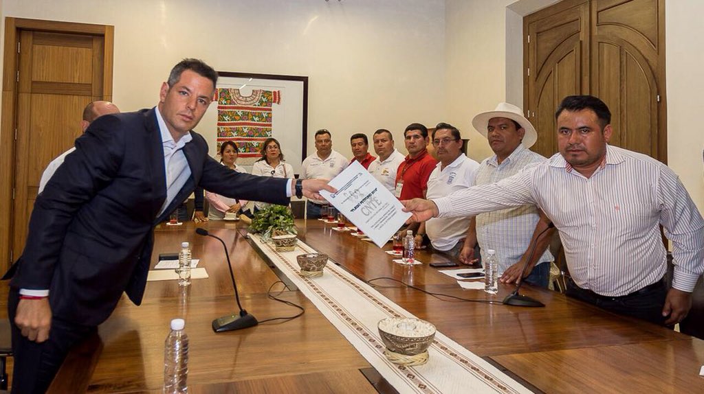 Alejandro Murat recibió a lo maestros. (Tomada de @Alejandromurat)