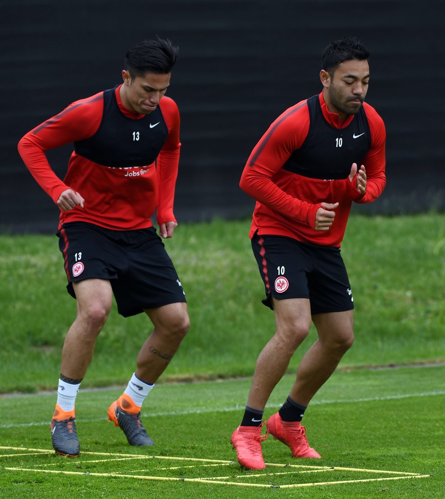 Carlos Salcedo y Marco Fabián en entrenamiento con el Eintracht Frankfurt (Twitter @Csalcedojr)