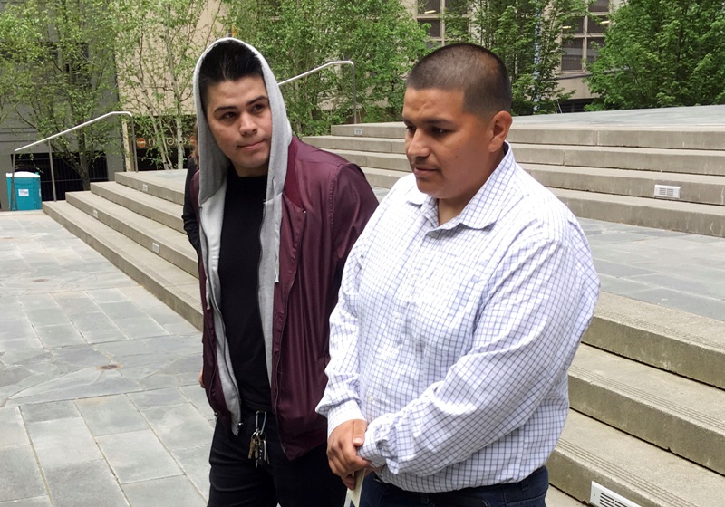 Daniel Ramírez Medina, derecha, junto a su hermano al término de una audiencia en una corte federal en Seattle.