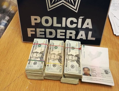 Los detenidos tenían el dinero oculto en su equipaje de viaje. 