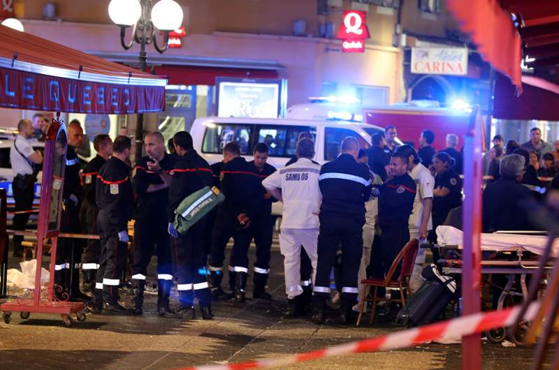 Un disparó desató el pánico y provocó una estampida en Niza, Francia. (AFP)
