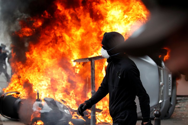 Encapuchados se enfrentaron con la policía en París durante las manifestaciones por el Día del Trabajo. (Reuters)
