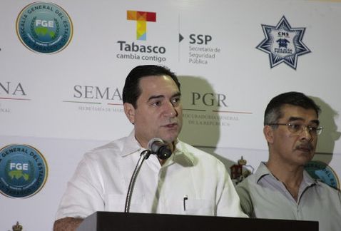 El fiscal de Tabasco dijo que un automovilista que auxilió al ex rector llevaba hielo y una hielera, donde metieron la mano mutilada. (Cortesía Gobier