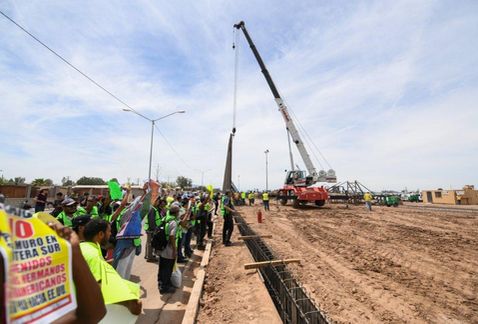 Con gritos de “No Al Muro” y “Fuera Trump”, los defensores de los migrantes presenciaron el recorrido que Pence hizo por la zona./EFE