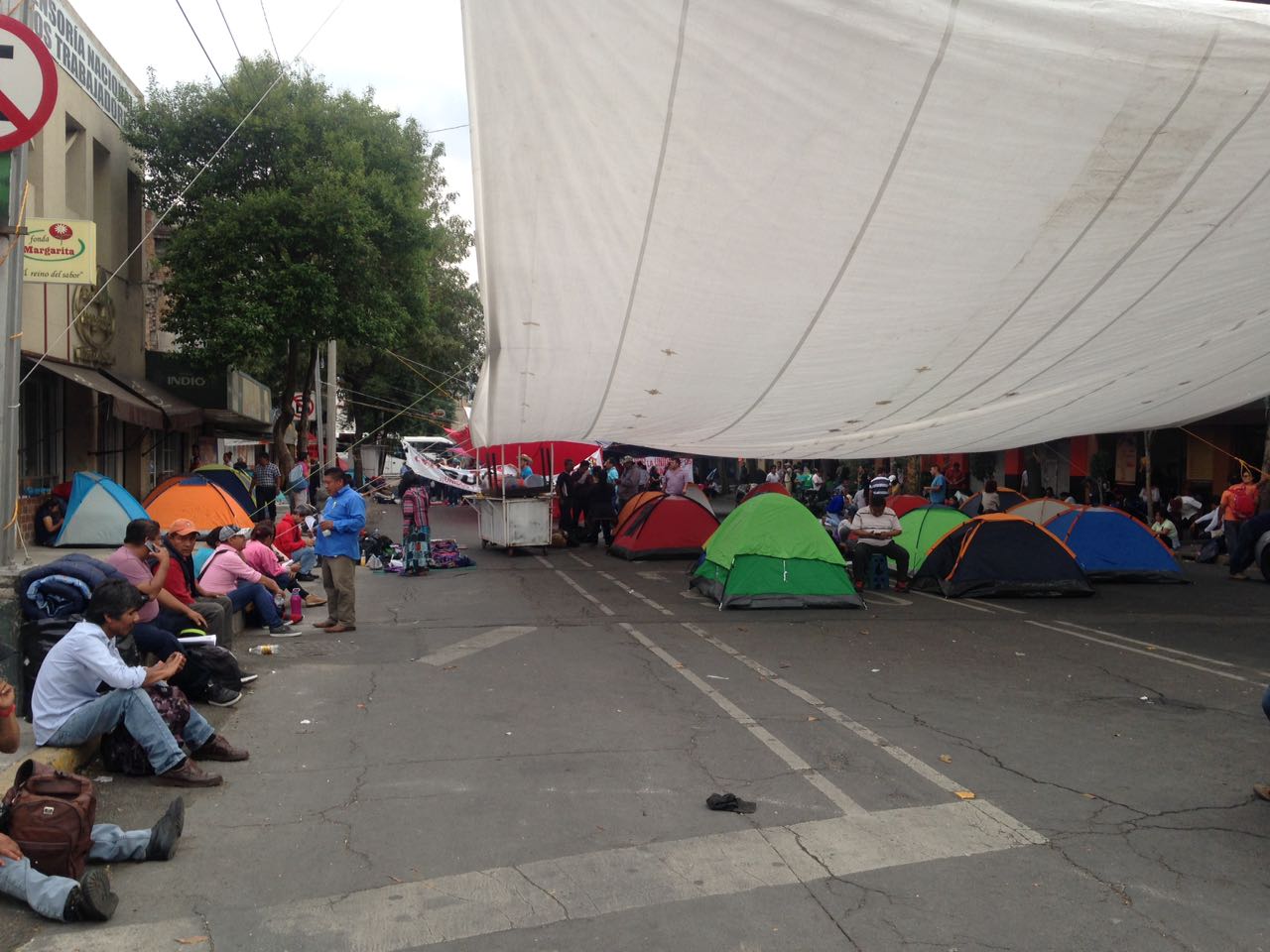 Integrantes de la CNTE pernoctarán este martes y miércoles en Bucareli. (Milenio Digital)