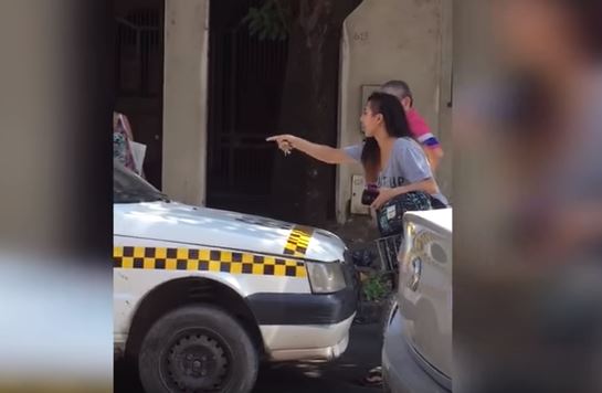 La joven aseguró que el taxista la acosó y lo obligó a pedir disculpas. (Foto: Youtube)