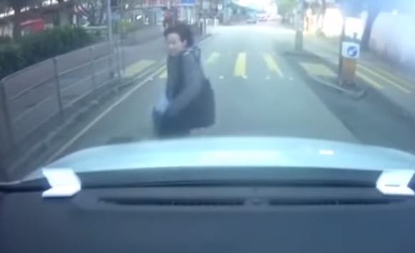 La mujer se lanzó contra el auto. (Foto: Youtube)