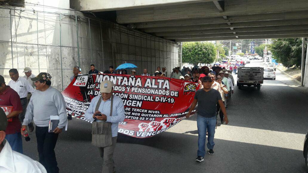 Cerca de 200 maestros disidentes se reunieron las inmediaciones de la avenida Ruffo Figueroa, lugar de donde partió la movilización. (Rogelio Agustín 