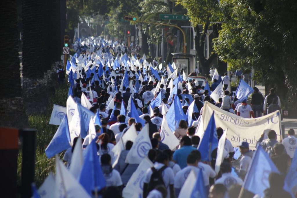Marchan miles de trabajadores en Puebla capital. (Sergio Cervantes)