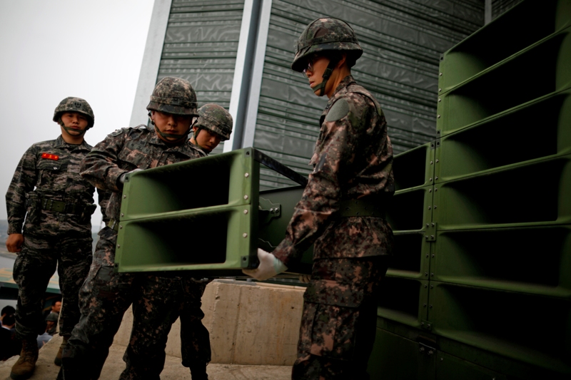 Soldados surcoreanos desmantelan altavoces cerca de la zona desmilitarizada que separa las dos Coreas, en Paju. (AP)