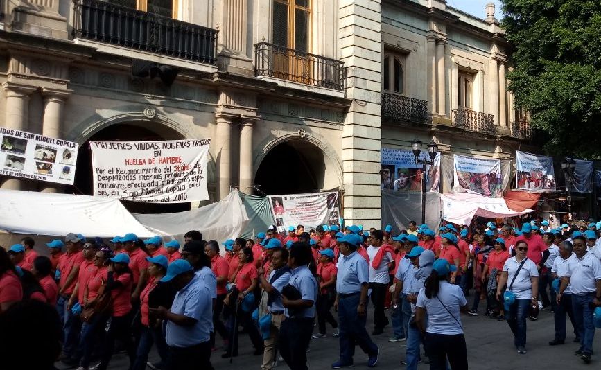 Los trabajadores protestaron para pedir aumentos salariales en Oaxaca.