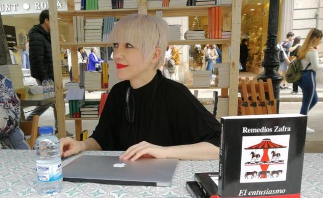 La autora describe la difícil situación de los trabajadores de la cultura