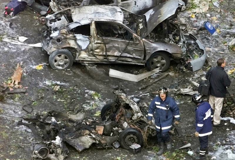 Bomberos trabajan en la escena de una explosión con coche bomba en Madrid, en noviembre de 2001. (AP)