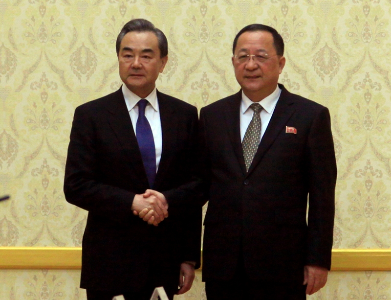 El canciller chino, Wang Yi y su par norcoreano, Ri Yong-ho, posan en el Salón de la Asamblea Mansudae, en Pyongyang. (AP)