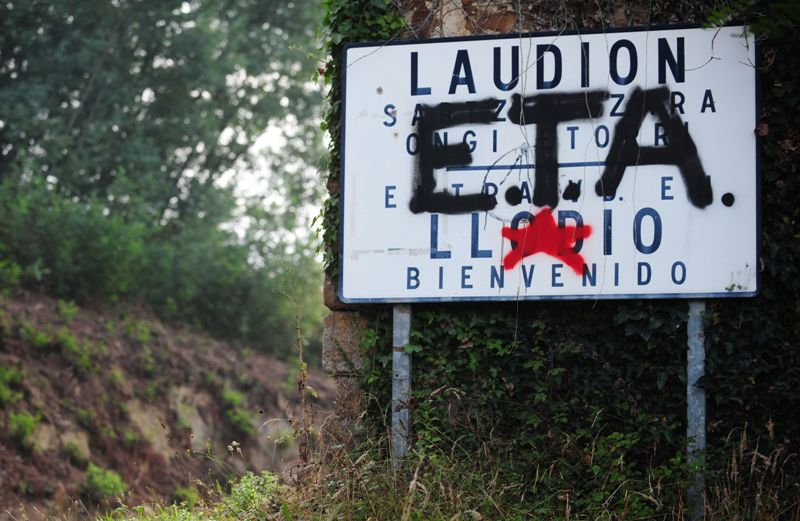 Un graffiti a favor de ETA cubre un letrero que da la bienvenida a los visitantes del pueblo vasco de Llodio. (AFP)