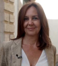 Es doctora en Filología Inglesa. Tras dos décadas dedicada a la vida académica, irrumpe en el mundo de la literatura en 2009 con 'El tiempo entre costuras', la novela que se convirtió en un fenómeno editorial y cuya adaptación televisiva fue un éxito.