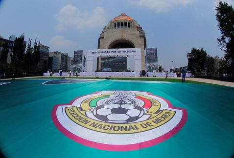 MegaPlayera del Tri invade el Monumento a la Revolución