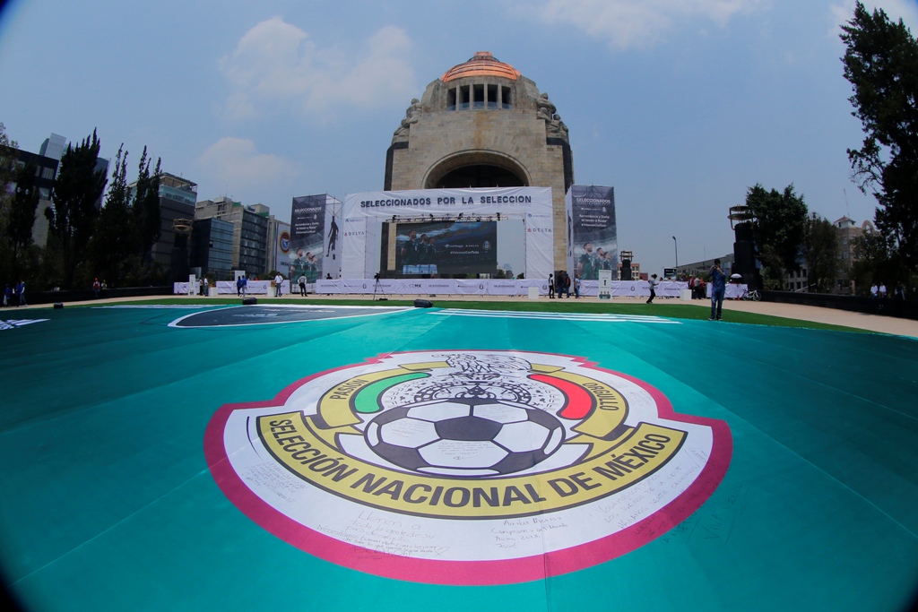 MegaPlayera del Tri invade el Monumento a la Revolución (Imago7)