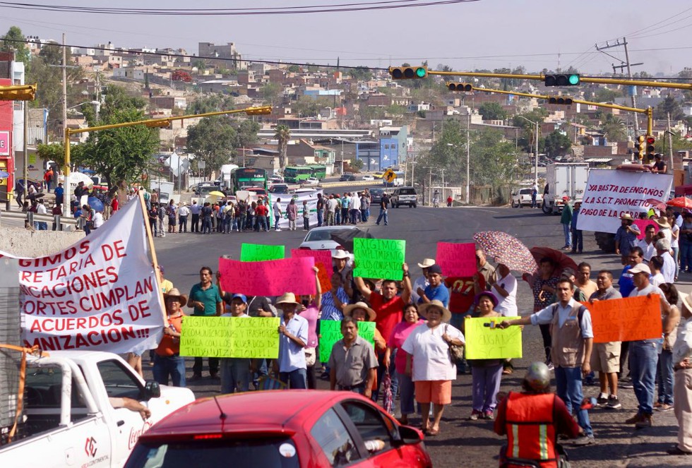 Este miércoles comuneros de Mezquitán tomaron la carretera a Saltillo. (Francisco Martínez)