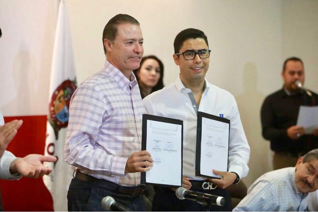 El titular del SAT nacional, Osvaldo Antonio Santín Quiroz, y el gobernador, Quirino Ordaz Coppel.