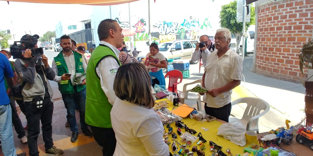 Visita de Sergio Contreras en tianguis Valle Dorado. 