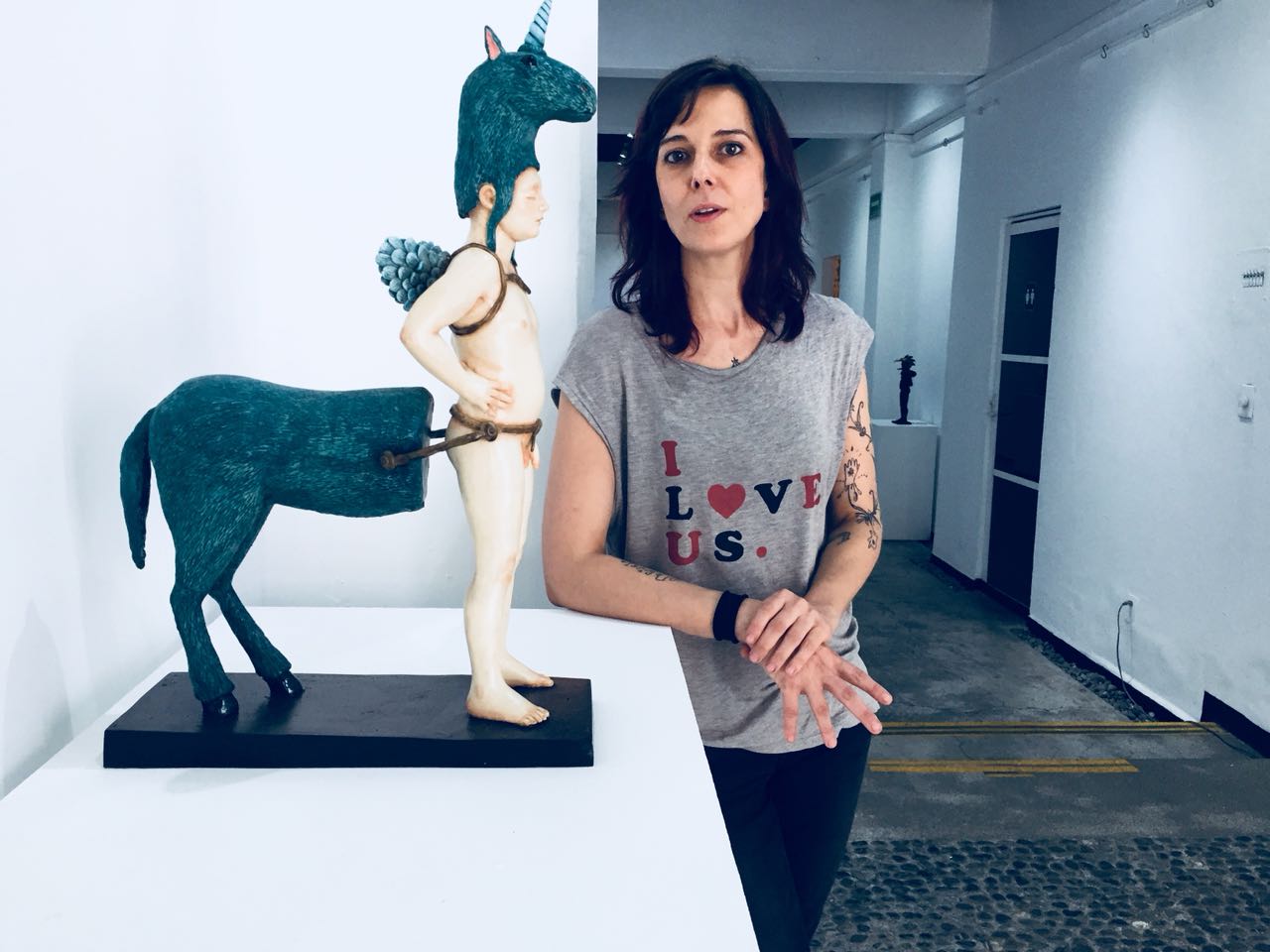 La artista italiana Francesca Dalla Benetta presenta la expo 'Disfraces e identidad'.
