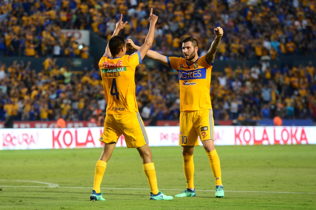 Ayala y Gignac en festejo de gol (Imago7)