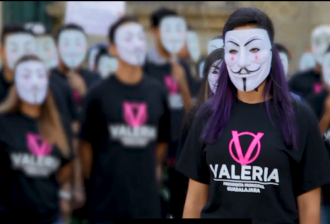 La candidata y varias personas usan la máscara de Guy Fawkes en el spot.