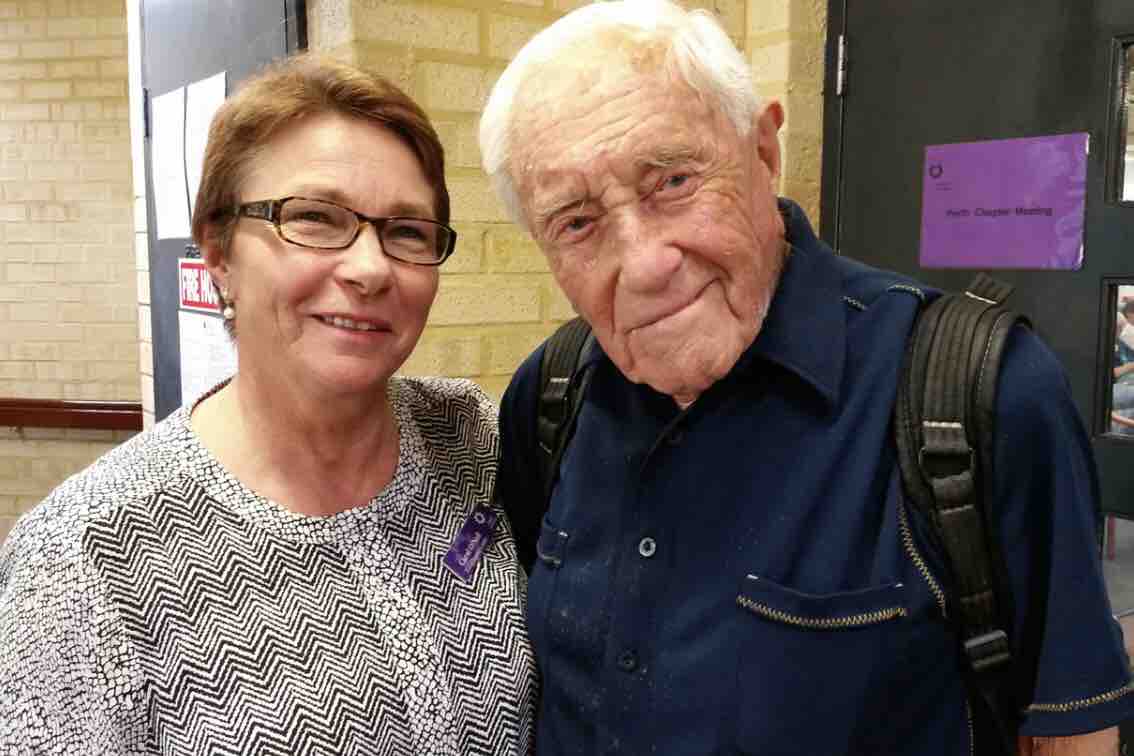 El científico australiano David Goodall con Carol O'Neill, de Exit International. (AFP)