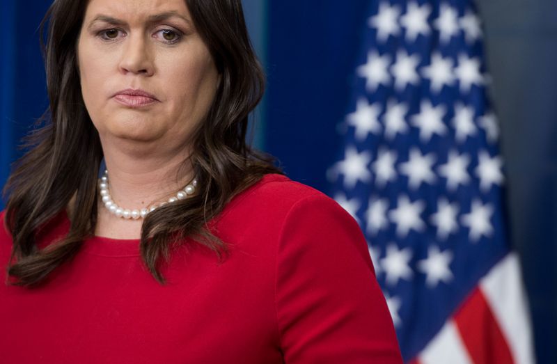 "Somos conscientes de la militarización china en el mar China Meridional", dijo la vocera, Sarah Sanders.