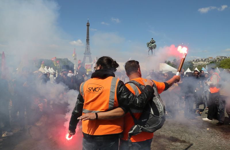 Empleados de la empresa ferroviaria nacional SNCF protestan en París.