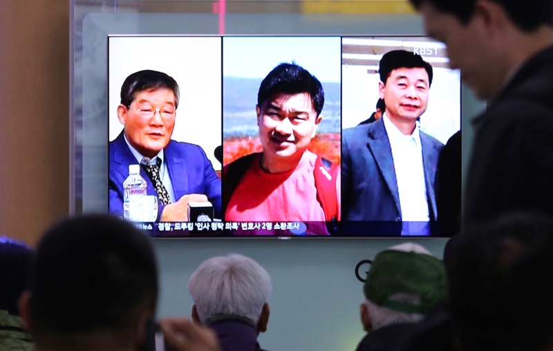 Tres estadunidenses permanecen detenidos en Corea del Norte, acusados de actos hostiles, subversión y espionaje.