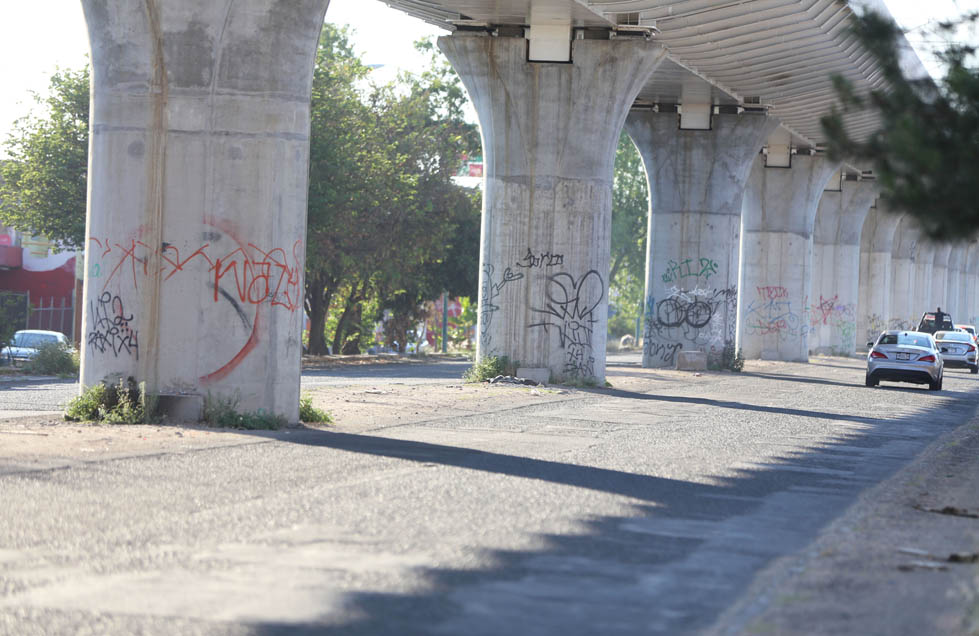 Grafiteros encontraron en las columnas del Viaducto 1 el lienzo perfecto (Nacho Reyes).