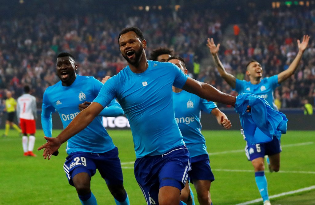 Jugadores de Olympique de Marsella en festejo de gol 