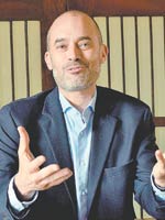 Ademáspropuso la creación de una academia de policías de proximidad.