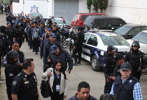 Durante el operativo, en el interior de la Comandancia de San Martín Texmelucan también se halló una camioneta con contenedores utilizados para el tra