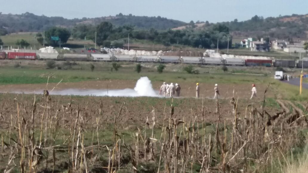 Policías federales hacen labores de abanderamiento para dar paso a los conductores. (Especial)