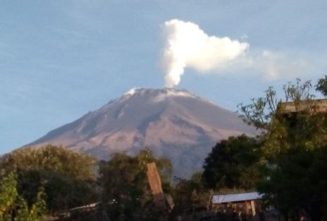 Los sistemas de monitoreo del volcán Popocatépetl identificaron 73 exhalaciones de baja intensidad acompañadas de vapor de agua y gas. (Twitter /@PC_E