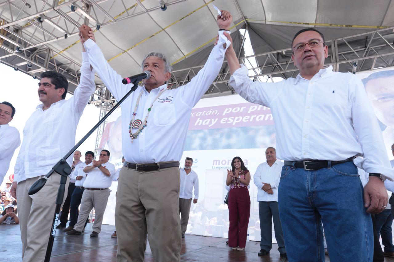 Andrés Manuel López Obrador durante su evento en Progreso, Yucatán en donde lo acompañaron los ex presidentes del PAN Manuel Espino y Germán Martínez.
