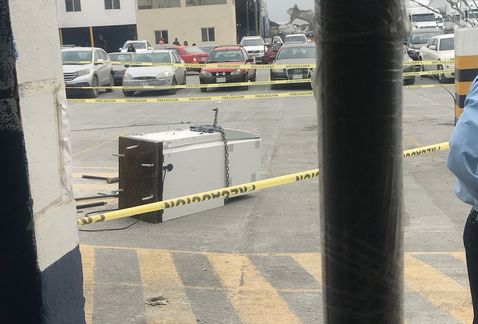 El cajero que intentaron robar quedó sobre el pavimento. (Foto: Yadith Valdez)