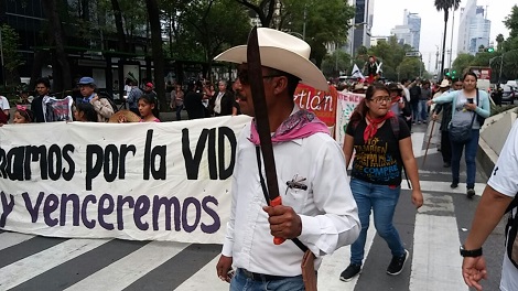  El contingente va resguardado por elementos de la Secretaría de Seguridad Pública Capitalina.