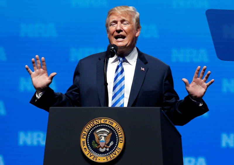 Durante la convención de la NRA, Trump arremetió contra las leyes migratorias de EU. (Reuters)