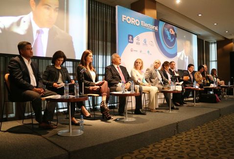 La dinámica del evento consistía en cinco minutos a cada candidato y compañero de cúpula para que expongan sus proyectos e ideas. (Foto: Leonel Rocha)