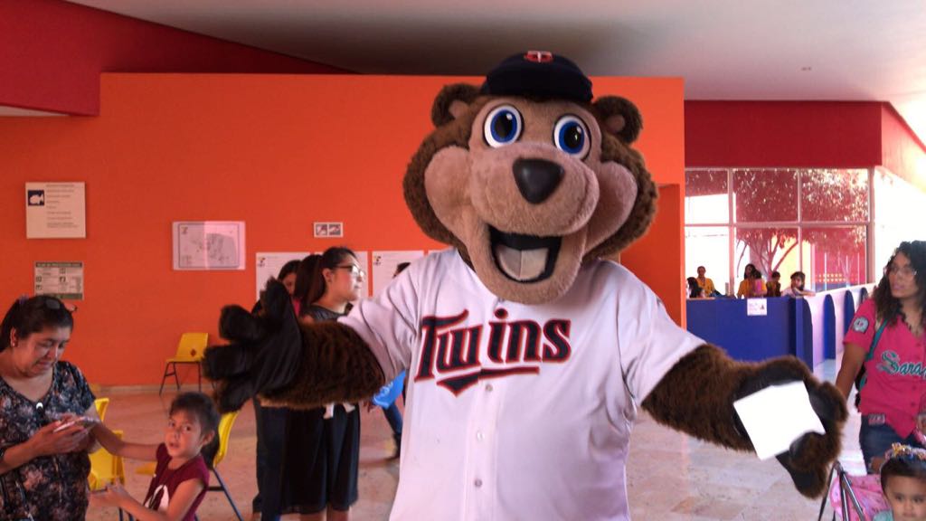 'Dinger' y 'TC Bear' sorprendieron a los niños y niñas del CRIT.