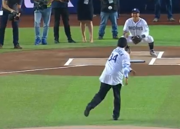 Fernando Valenzuela lanza la primera bola del Dodgers vs. Padres