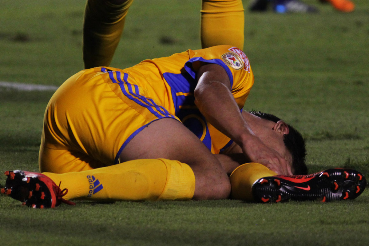 Jürgen Damm se lesionó tras una barrida durante el duelo entre Tigres y Santos