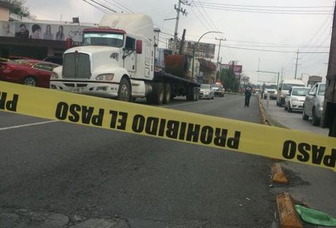 Cuando policías interceptaron el tráiler, el ladrón intentó huir a pie pero fue detenido y puesto a disposición. (Foto: Liliana Cavazos)